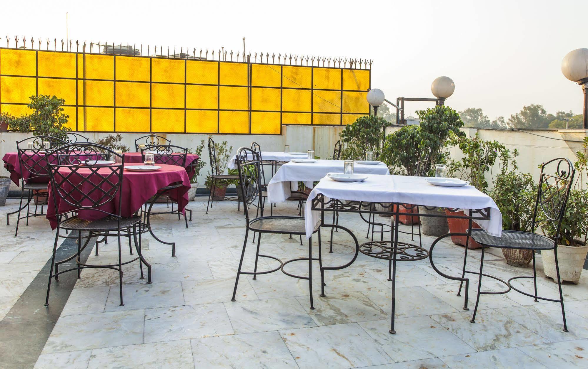 Hotel Sunstar Residency Delhi  Extérieur photo